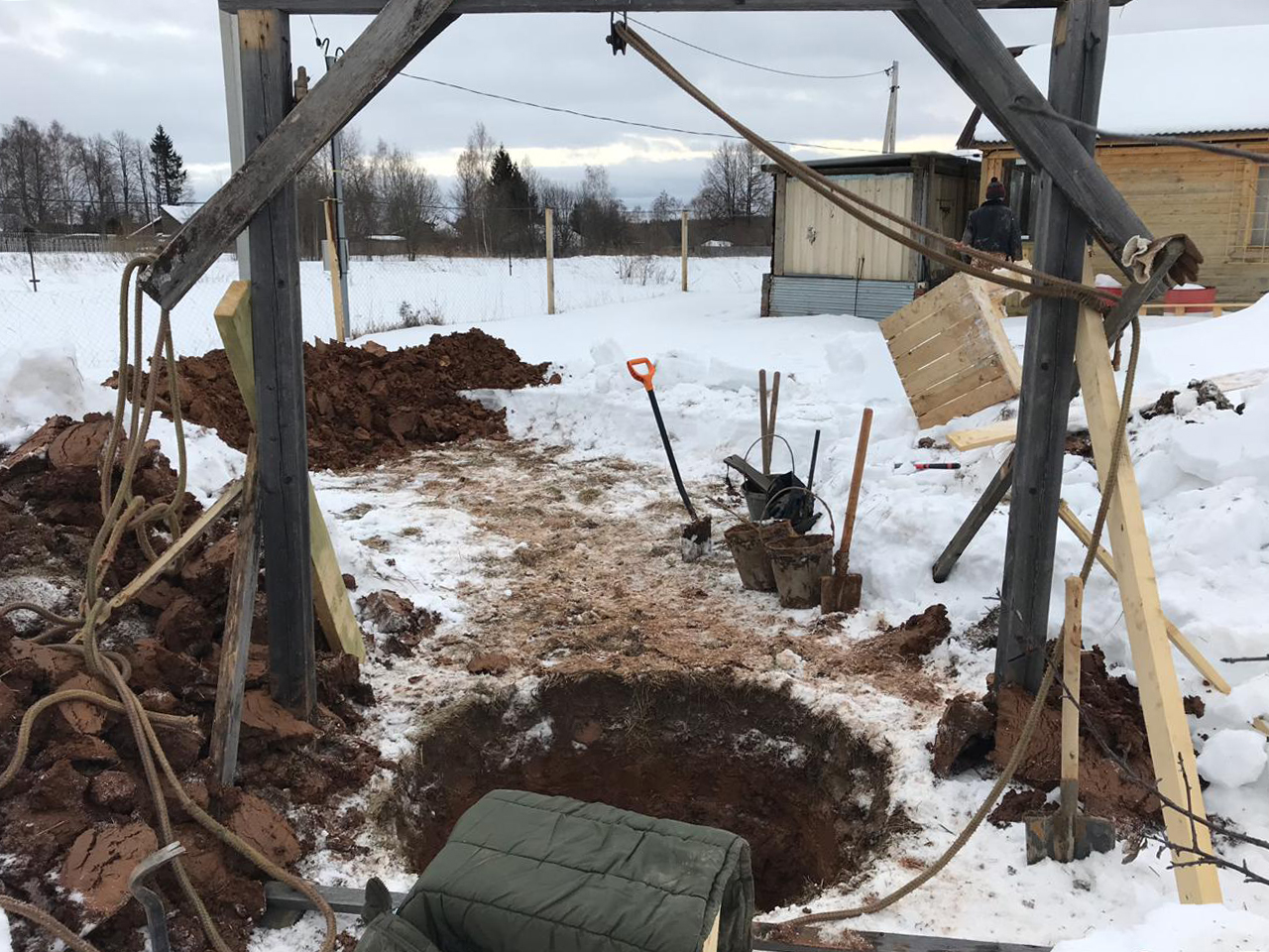 Копка колодца зимой: преимущества и особенности